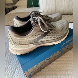 Brooks Women Running Shoe (Adrenaline GTS 21)